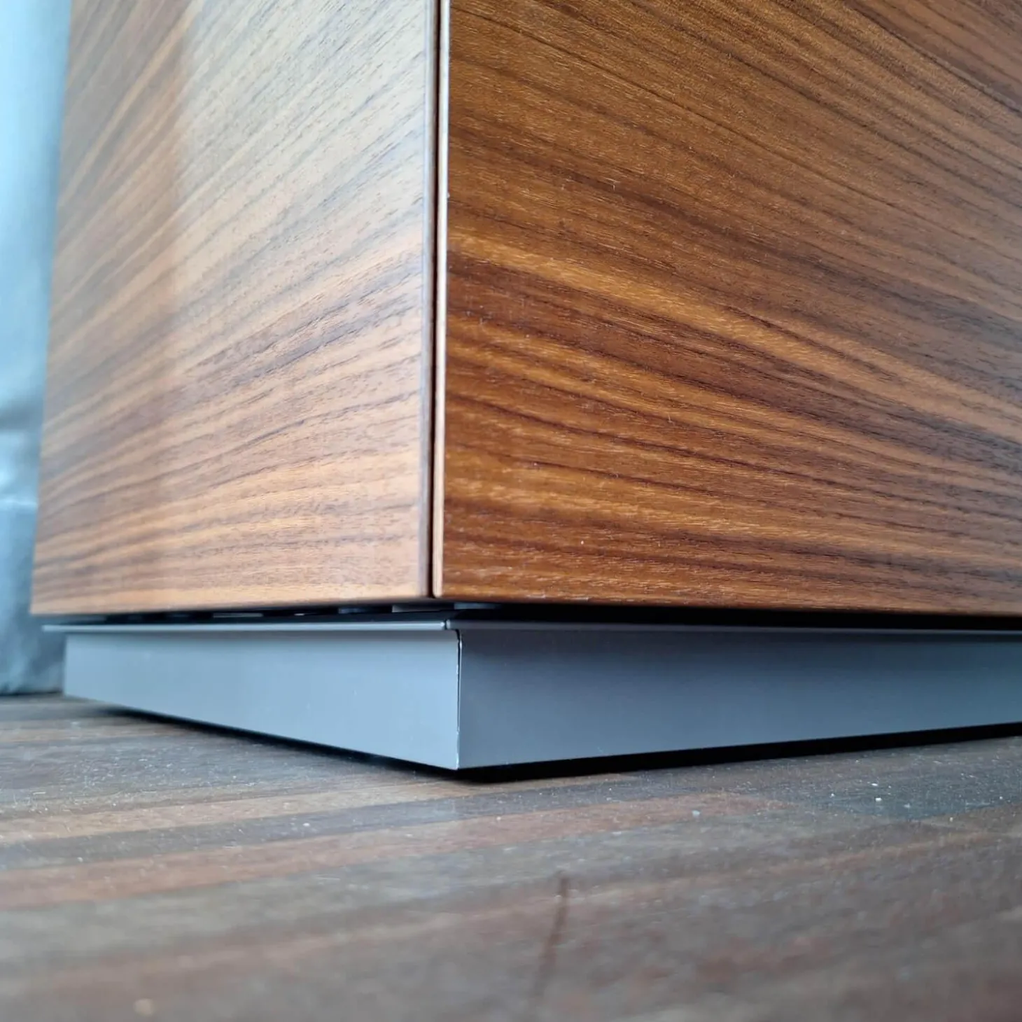 Sideboard Cube Nussbaum Canela Geölt Lederauflage Dunkelbraun Sockel Grau