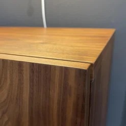 Sideboard Frame Roger 4 Türig Nussbaum Funiert Gestell und Griffe Metall Schwarz Lackiert Böden Schwarz