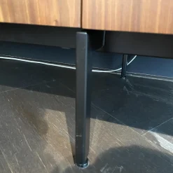 Sideboard Frame Roger 4 Türig Nussbaum Funiert Gestell und Griffe Metall Schwarz Lackiert Böden Schwarz