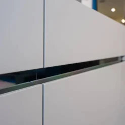 Sideboard GAP 23LI Lack Pearl Matt Sockel Spiegelschichtstoff Chrom Glänzen mit Spiegel