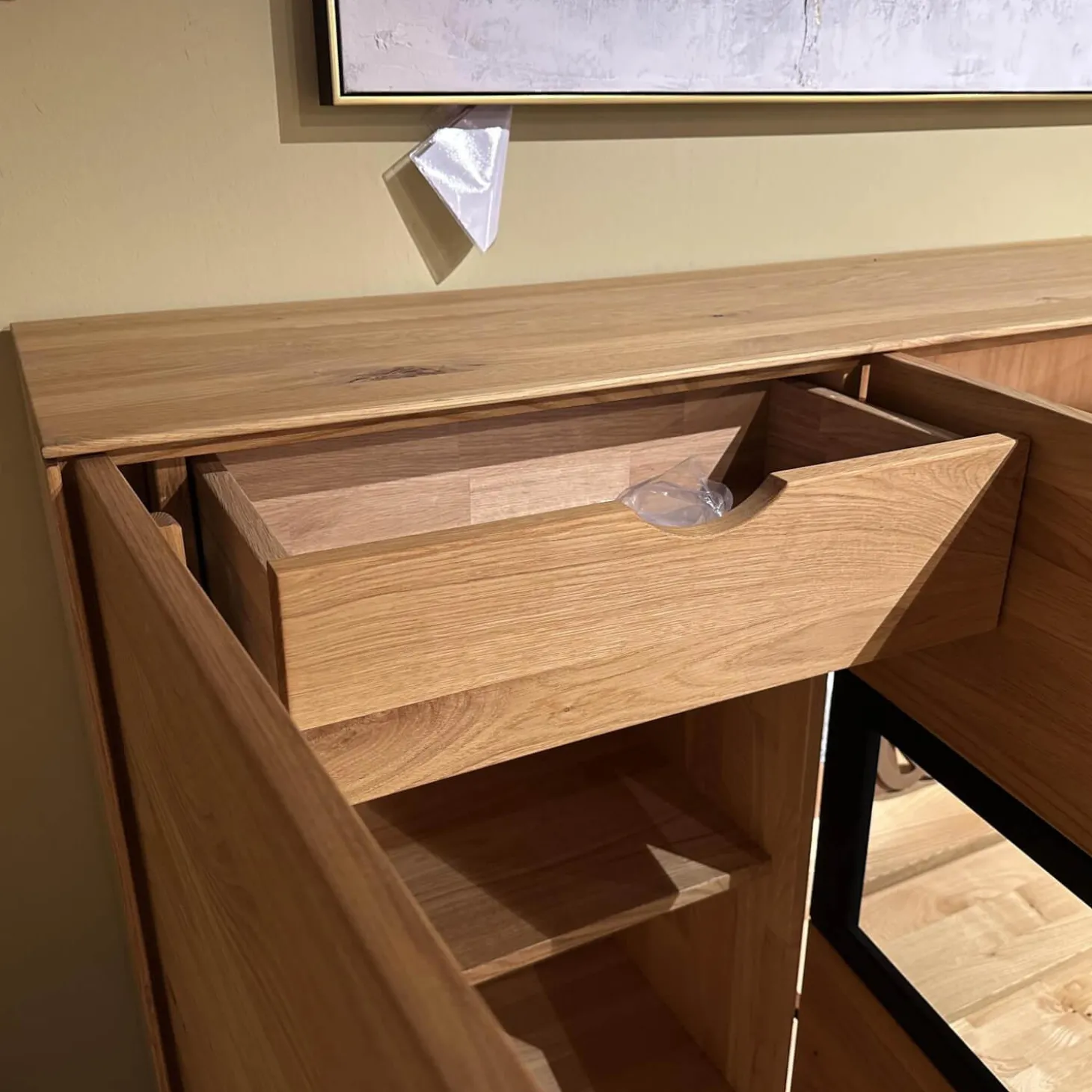 Sideboard Kulma Astkastanie Massiv Natur Geölt Astfüller Schwarz Akzent Rillenoptik Mit Beleuchtung