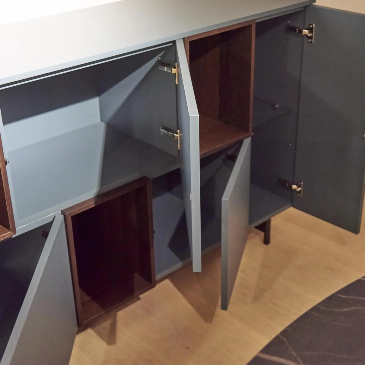 Sideboard Lampo Eiche Termort und Avio matt lackiert Drehtüren mit Push-Pull Öffnung Glaseinlegeböden