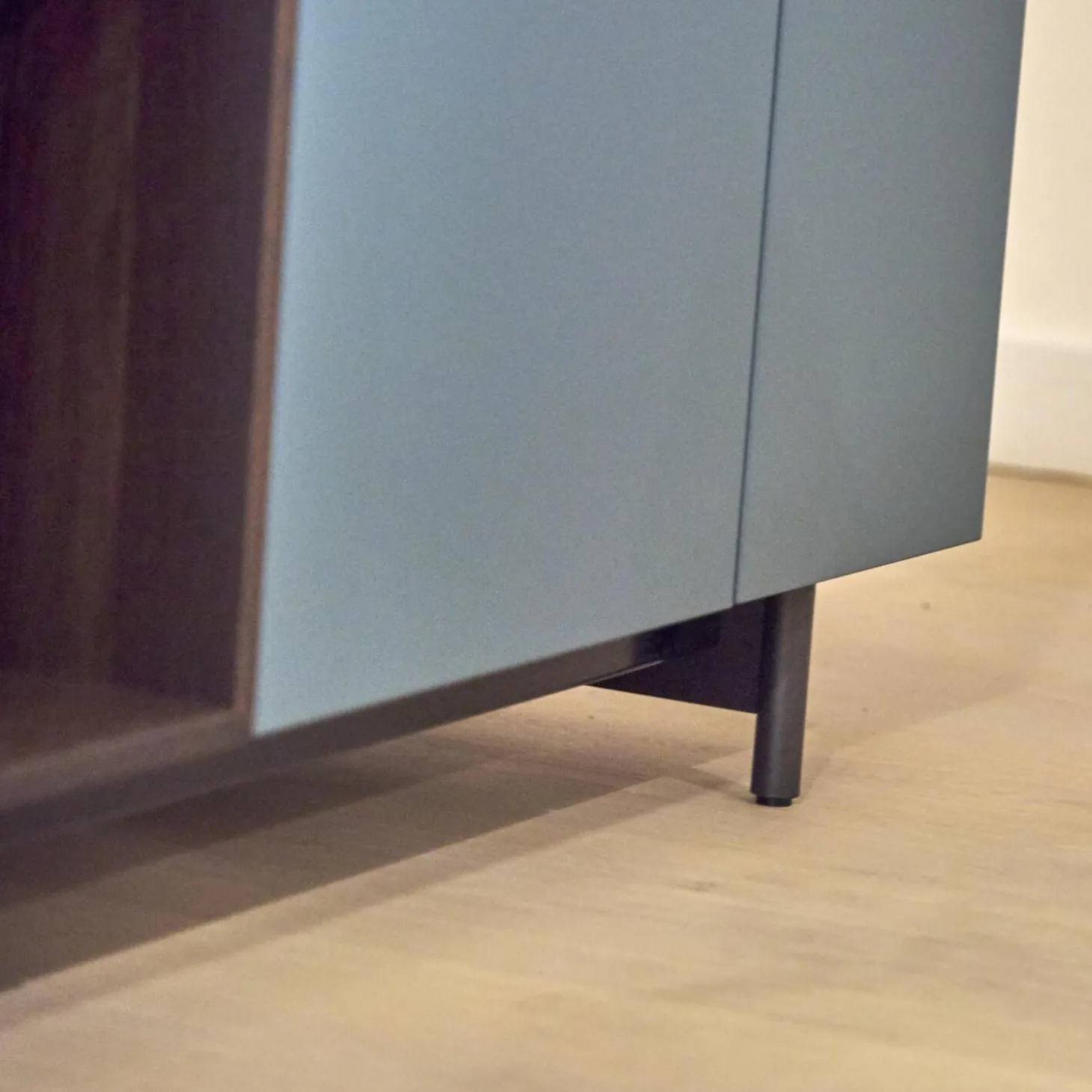 Sideboard Lampo Eiche Termort und Avio matt lackiert Drehtüren mit Push-Pull Öffnung Glaseinlegeböden