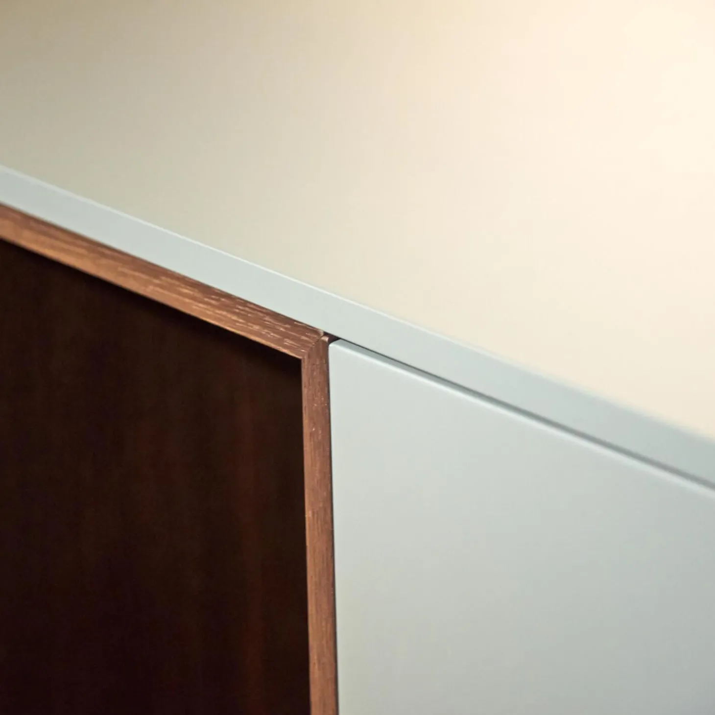 Sideboard Lampo Eiche Termort und Avio matt lackiert Drehtüren mit Push-Pull Öffnung Glaseinlegeböden