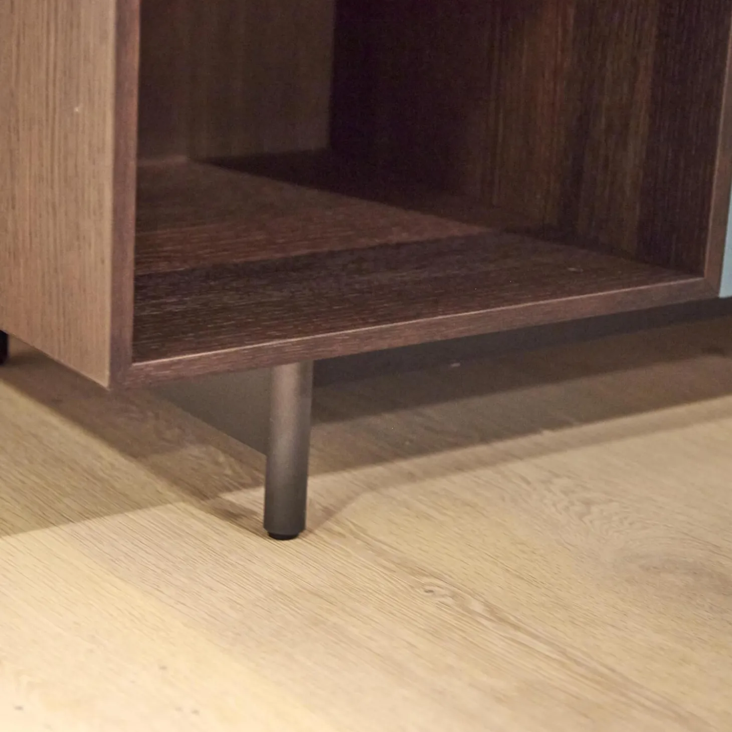 Sideboard Lampo Eiche Termort und Avio matt lackiert Drehtüren mit Push-Pull Öffnung Glaseinlegeböden