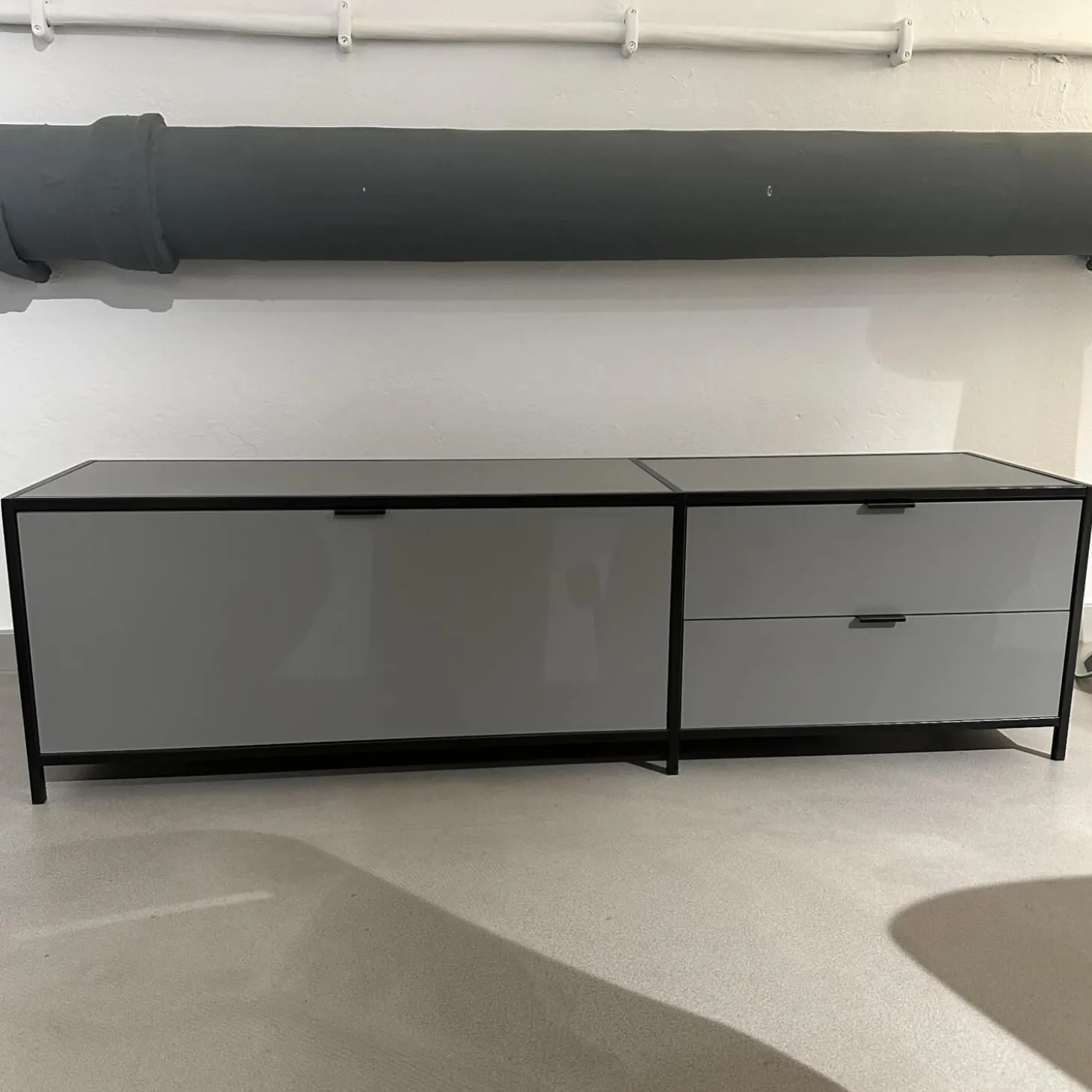 Sideboard MDF Grau Lackiert Rahmen Metall Schwarz Lackiert Mit Metallgriffen