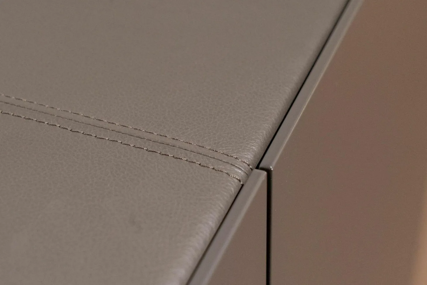 Sideboard mit Vitrine Cube Light Lack Elephant M16 Glas Grauglas O75 Abdeckplatte Leder Quarz Grifflos