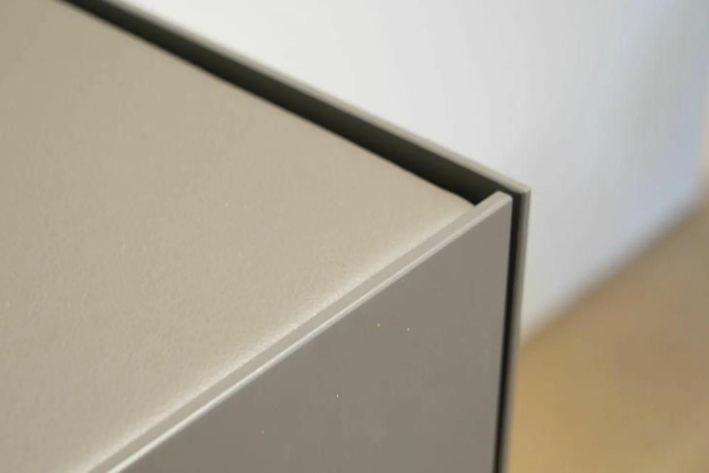 Sideboard mit Vitrine Cube Light Lack Elephant M16 Glas Grauglas O75 Abdeckplatte Leder Quarz Grifflos