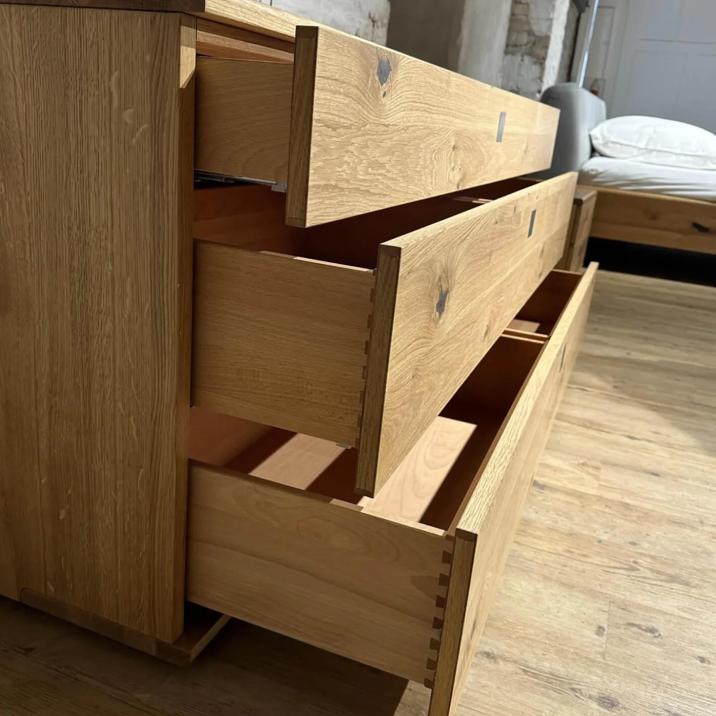 Sideboard Nox 3 Eiche Wild Natur Geölt mit 3 Tandemladen Quadratgriff QE Edelstahl