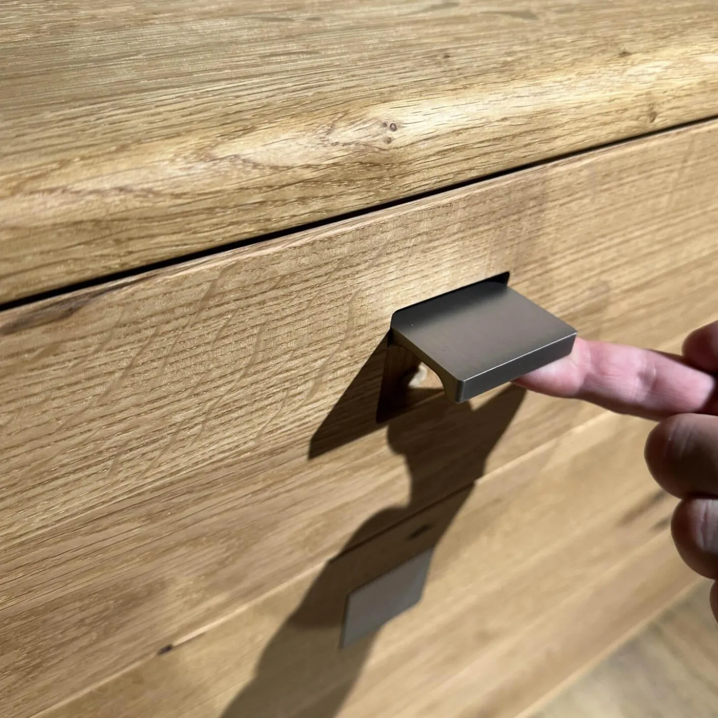 Sideboard Nox 3 Eiche Wild Natur Geölt mit 3 Tandemladen Quadratgriff QE Edelstahl