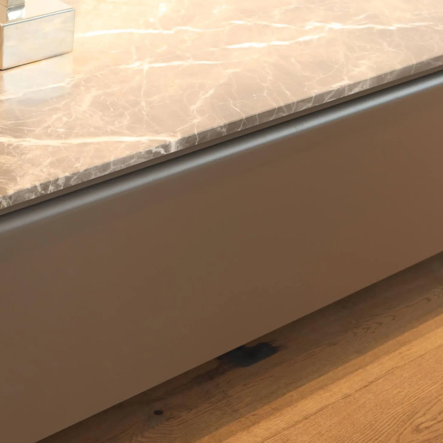 Sideboard Password Evolution Abdeckplatte Marmorplatte Orientgrau Korpus Melamin Batik Schiefergrau Gestell Zinnfarbig