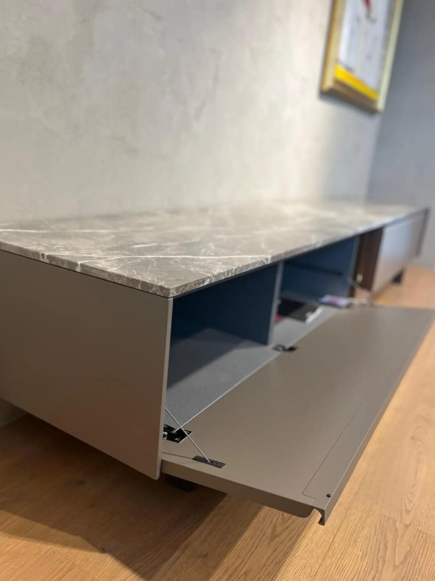 Sideboard Password Evolution Abdeckplatte Marmorplatte Orientgrau Korpus Melamin Batik Schiefergrau Gestell Zinnfarbig