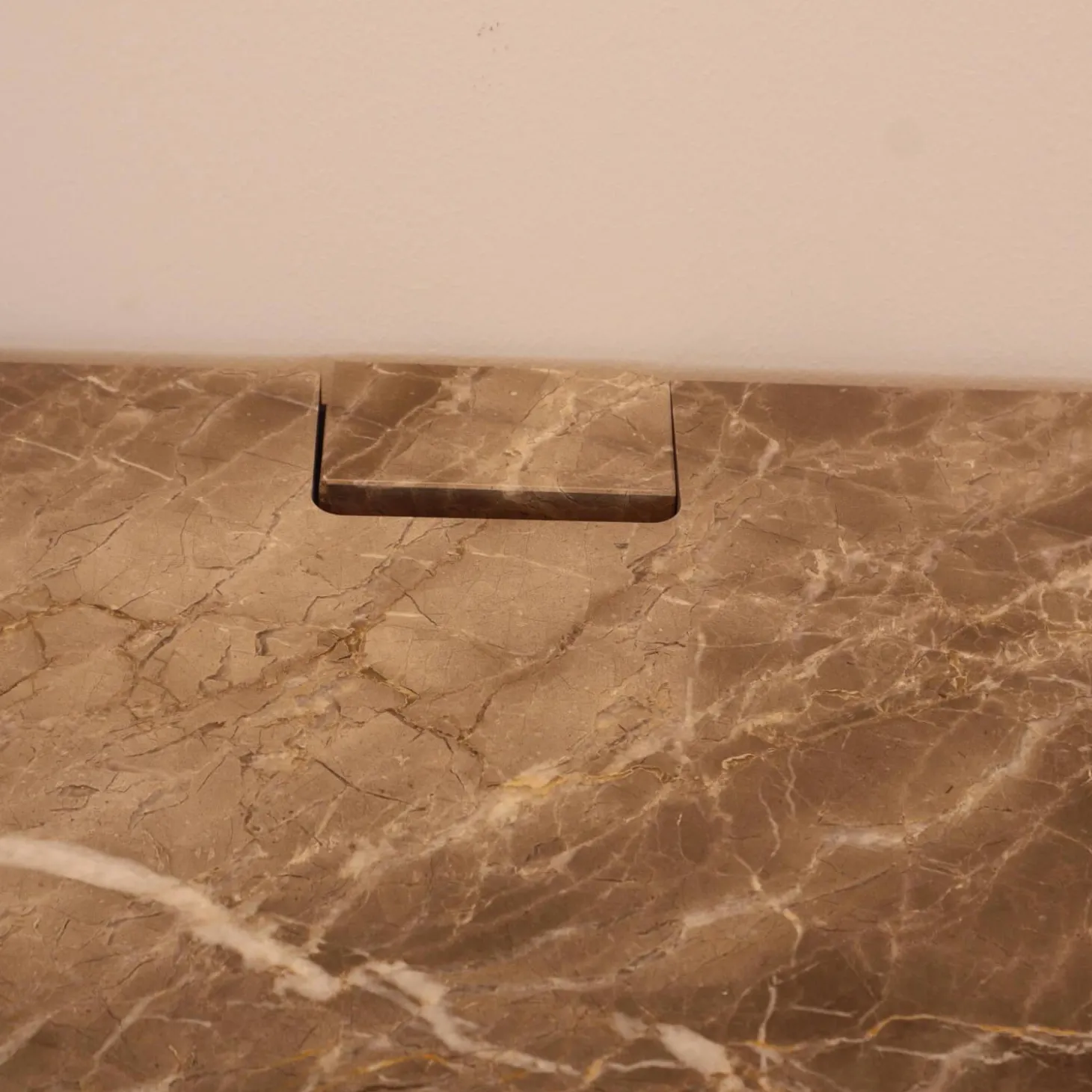 Sideboard Password Evolution Abdeckplatte Marmorplatte Orientgrau Korpus Melamin Batik Schiefergrau Gestell Zinnfarbig