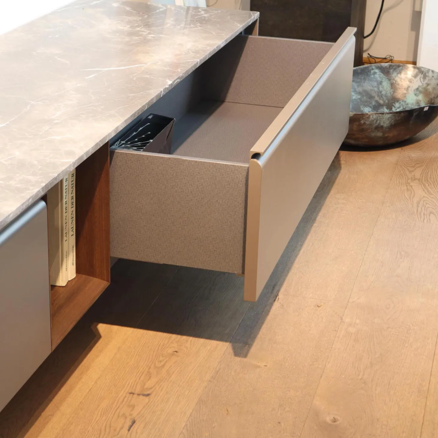 Sideboard Password Evolution Abdeckplatte Marmorplatte Orientgrau Korpus Melamin Batik Schiefergrau Gestell Zinnfarbig