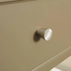 Sideboard Pinato Mattlack Braun RAL Pianto Knoptgriffe Alusilber Glasböden