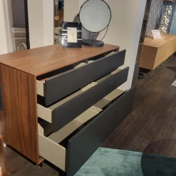 Sideboard pl.Cera Nussbaum Natur Geplankt Front Lack Seidenmatt Anthrazit Metallfüße Schwarz Lackiert