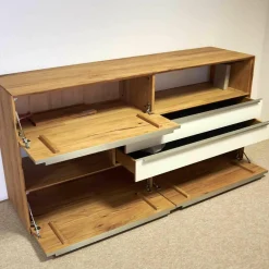 Sideboard Ramos in Astbuche Massiv Naturbelassen Geölt Frontakzente Glas Weiß mit Beleuchtung