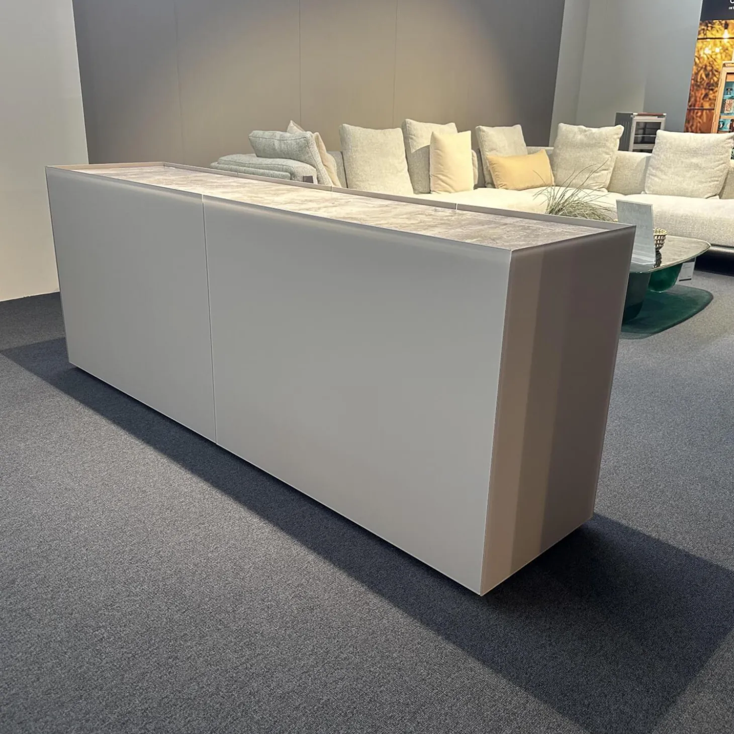 Sideboard Side Korpus Smart Lack Pepple Grau Front Glas Pepple Grau Deckplatte Glas Marmor Travertin Beige Glänzend