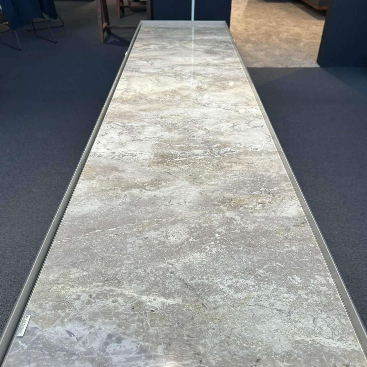 Sideboard Side Korpus Smart Lack Pepple Grau Front Glas Pepple Grau Deckplatte Glas Marmor Travertin Beige Glänzend