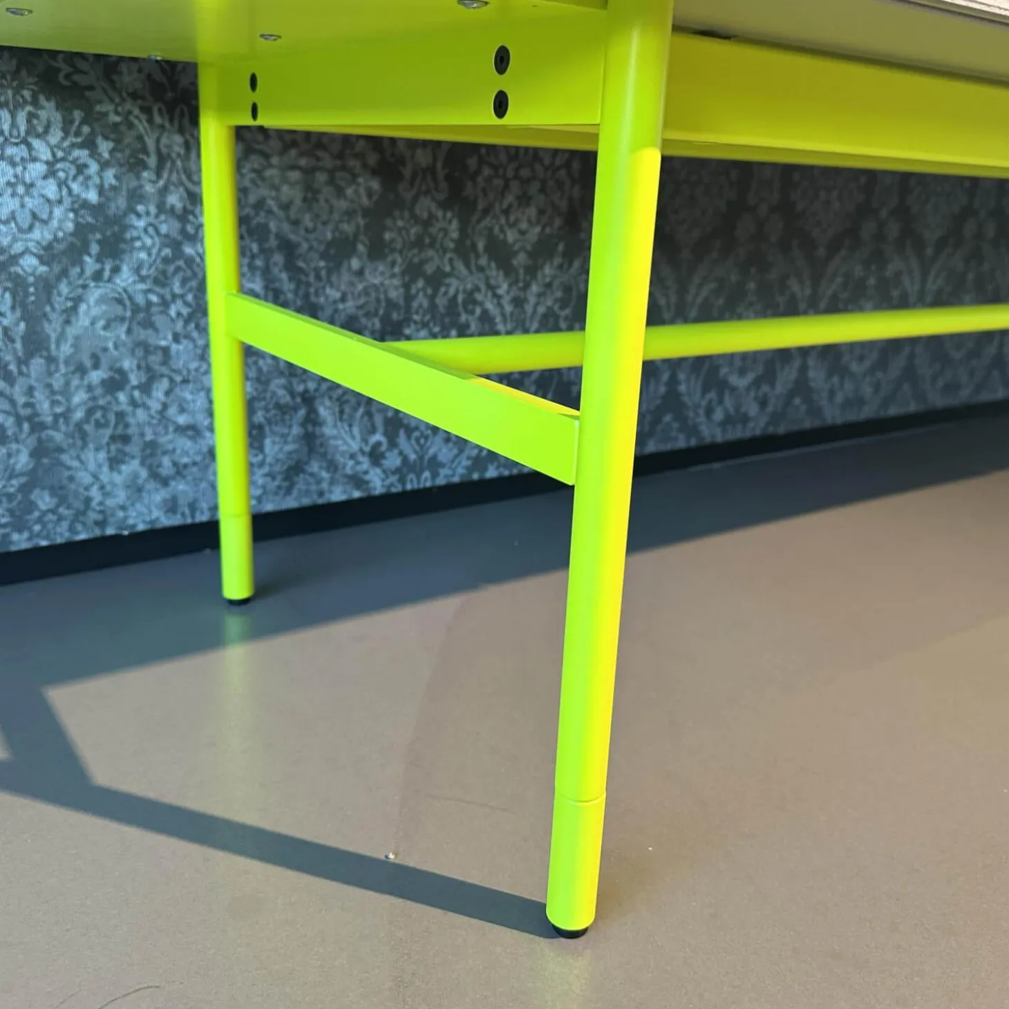 Sideboard Soma Beton Optik Grau Gestell Rundrohr Leuchtgelb Gelb Grün