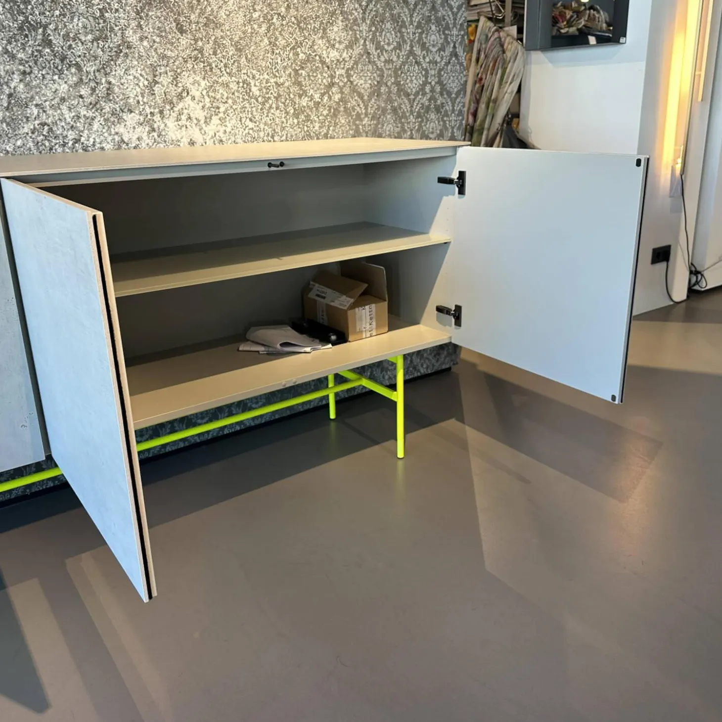 Sideboard Soma Beton Optik Grau Gestell Rundrohr Leuchtgelb Gelb Grün