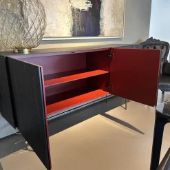 Sideboard Soma Front Relief Maron Braun Korpus Lack Rubinrot Rot Abdeckplatte Fenix Schwarz Gestell Schwarz Chrom