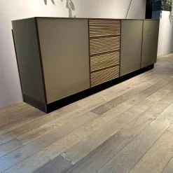 Sideboard Tratum Knorrige Eiche Massiv Floatglas Matt 137 Platin Grau Inklusive Bareinteilung Und Barfach Verspiegelt