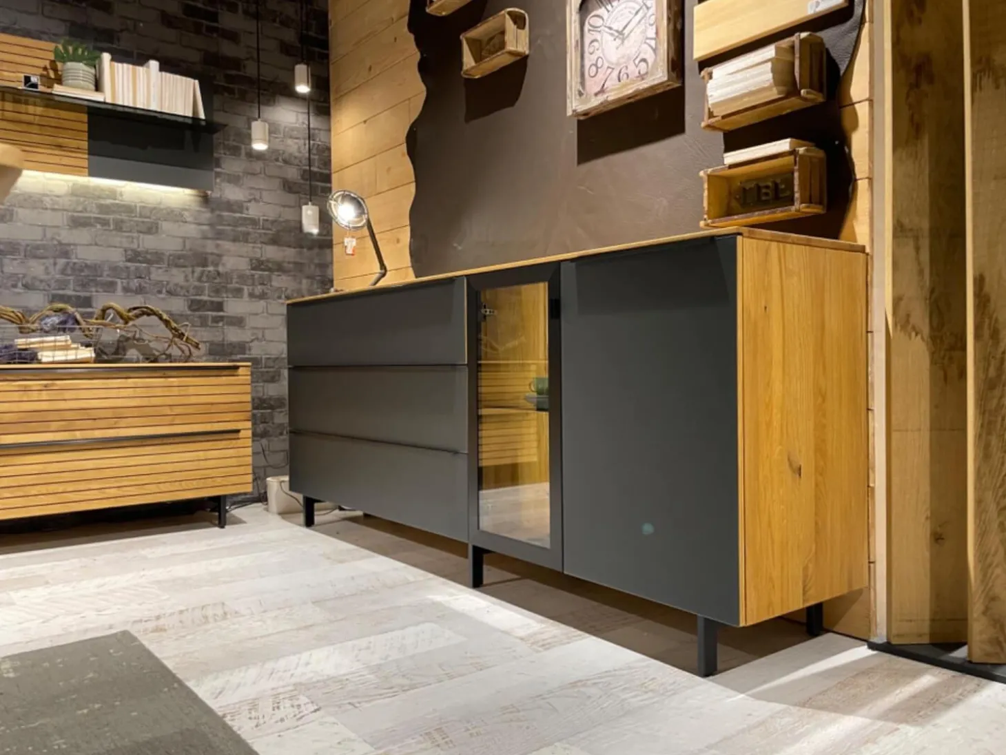 Sideboard WK 490 Baristo Asteiche Massiv Natur Belassen Geölt Front Farbglas Anthrazit Mit LED Beleuchtung