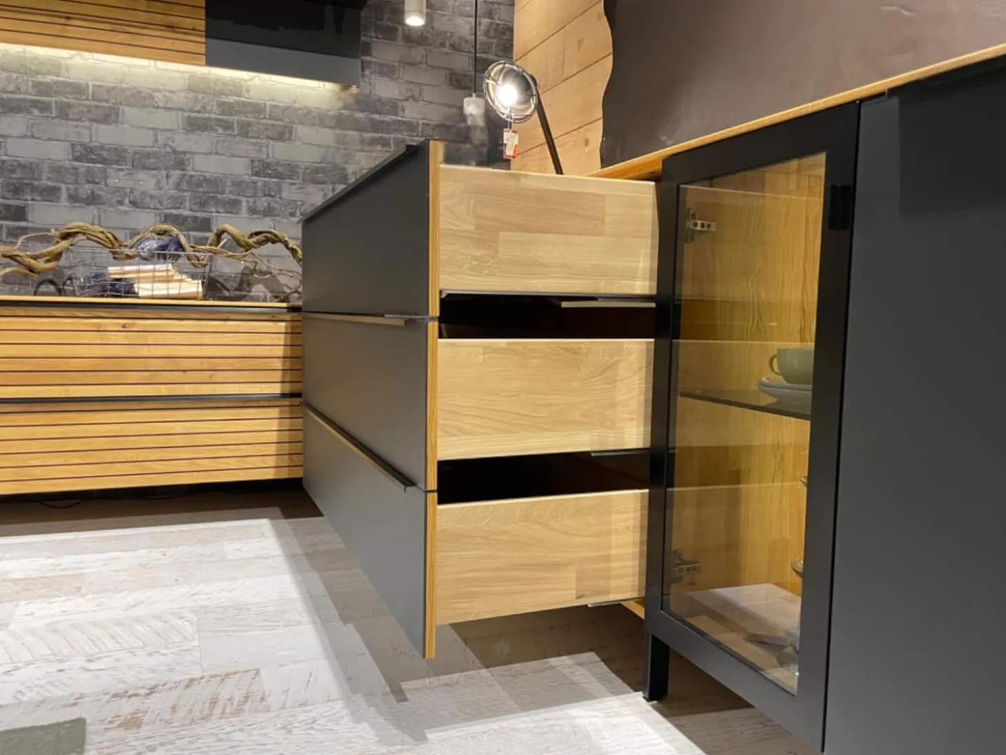 Sideboard WK 490 Baristo Asteiche Massiv Natur Belassen Geölt Front Farbglas Anthrazit Mit LED Beleuchtung