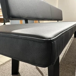 Sitzbank BB 32 Connect Leder Orient Ebony Schwarz Gestell Tiefschwarz Pulverbeschichtet Matt Füße Eiche Schwarz
