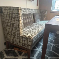 Sitzbank Polo Dining Stoff Pisa Dunkelbeige Gestell Nussbaum