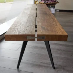 Sitzbank Talio Knorrige Eiche Rustiko Geölt Inklusive Mittelfuge Harz Ausgegossen Gestell Edelstahl Schwalben Schwarz