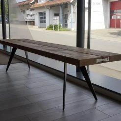 Sitzbank Talio Knorrige Eiche Rustiko Geölt Inklusive Mittelfuge Harz Ausgegossen Gestell Edelstahl Schwalben Schwarz