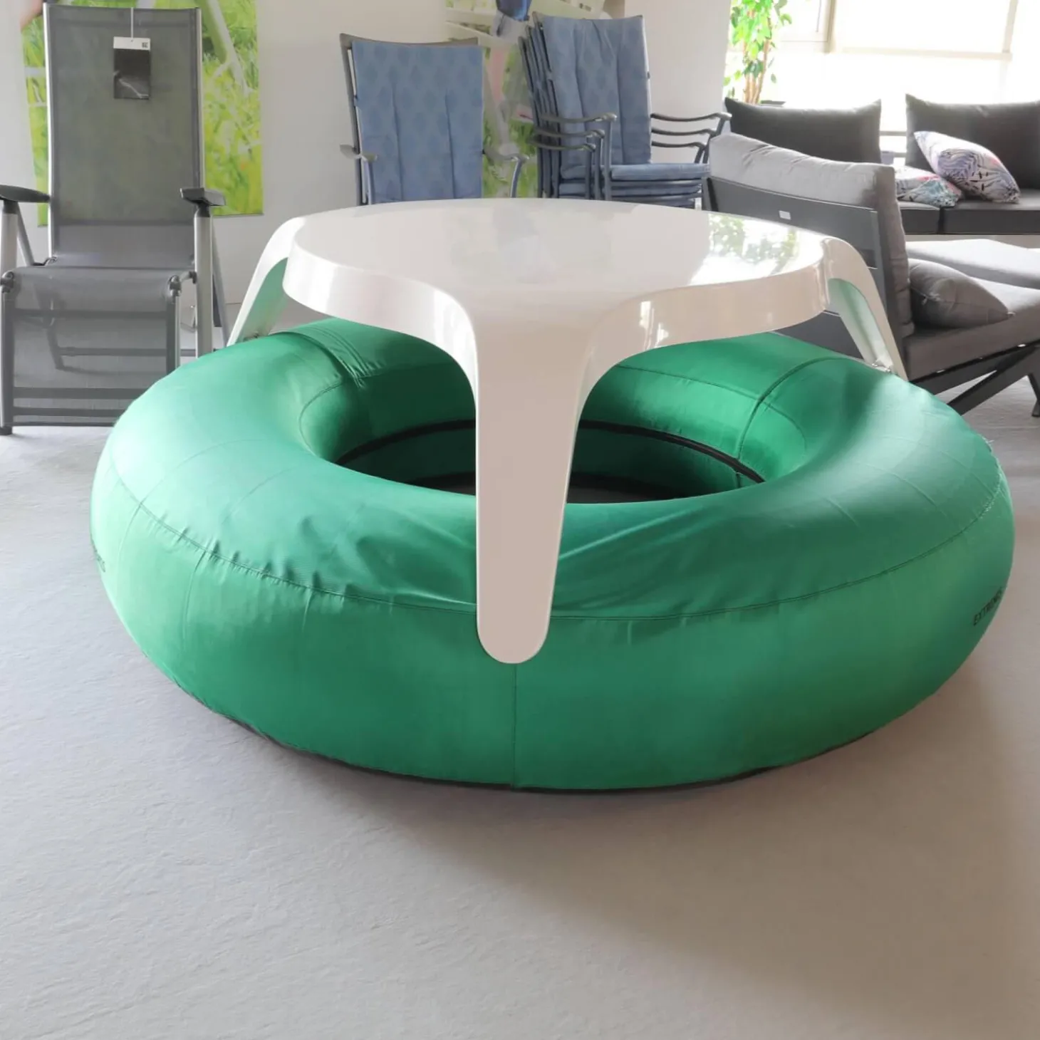 Sitzgruppe Donuts Autoreifen Grün Tisch Weiß