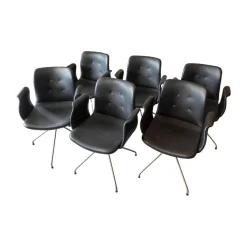 Sitzgruppe Dreharmlehnstuhl Primum Bezug Schwarzes Leder Metallgestell Pulverbeschichtet