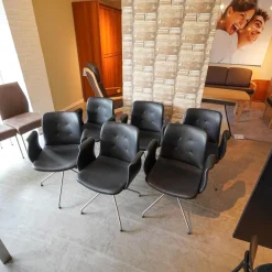 Sitzgruppe Dreharmlehnstuhl Primum Bezug Schwarzes Leder Metallgestell Pulverbeschichtet