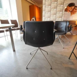 Sitzgruppe Dreharmlehnstuhl Primum Bezug Schwarzes Leder Metallgestell Pulverbeschichtet