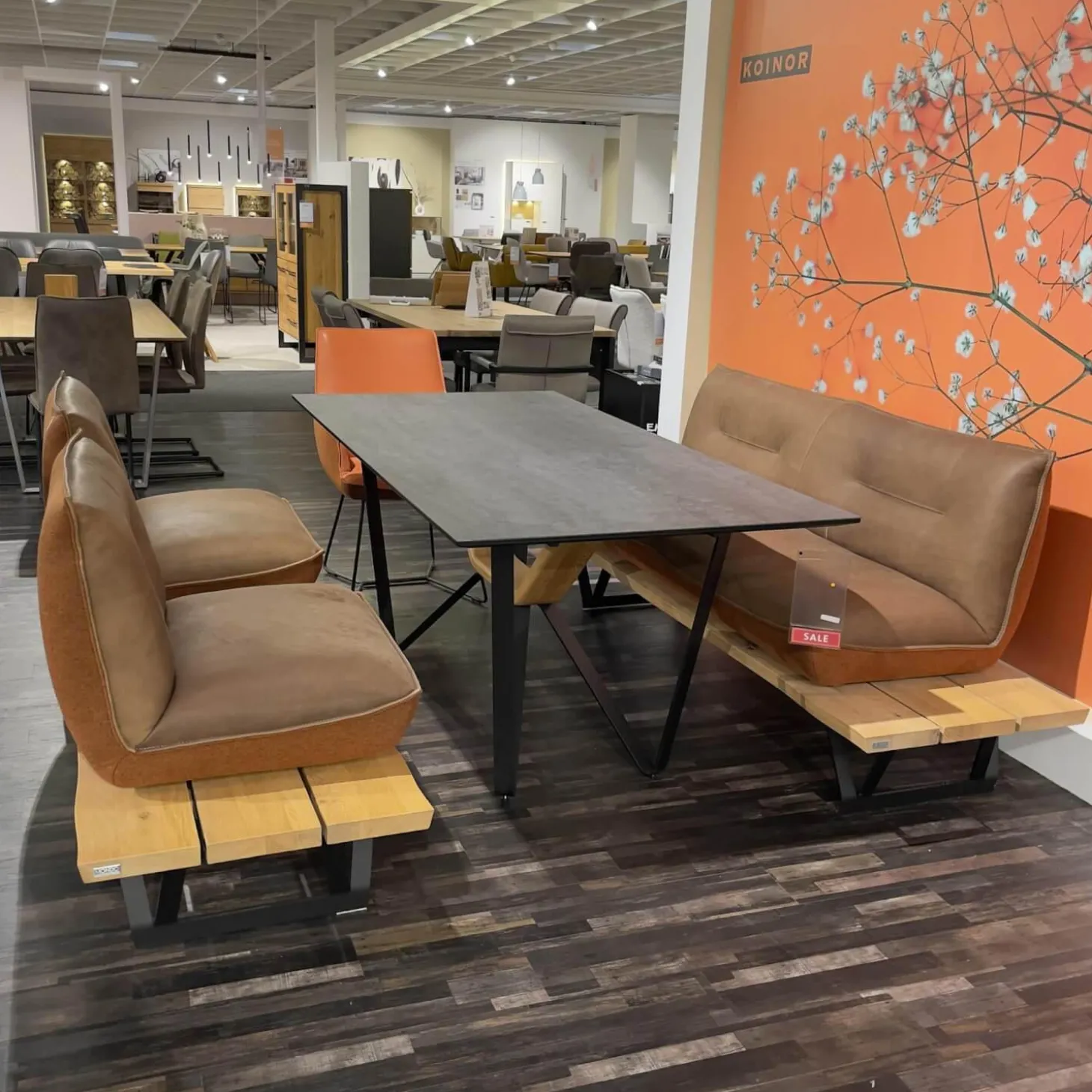 Sitzgruppe Floro N2X Bank Und N4X Bank Auf Holzpodest Wildeiche Bezug Leder India Muskat Orange Braun Mit Koinor Stuhl S1201 Bezug India Fire Orange Ohne Tisch