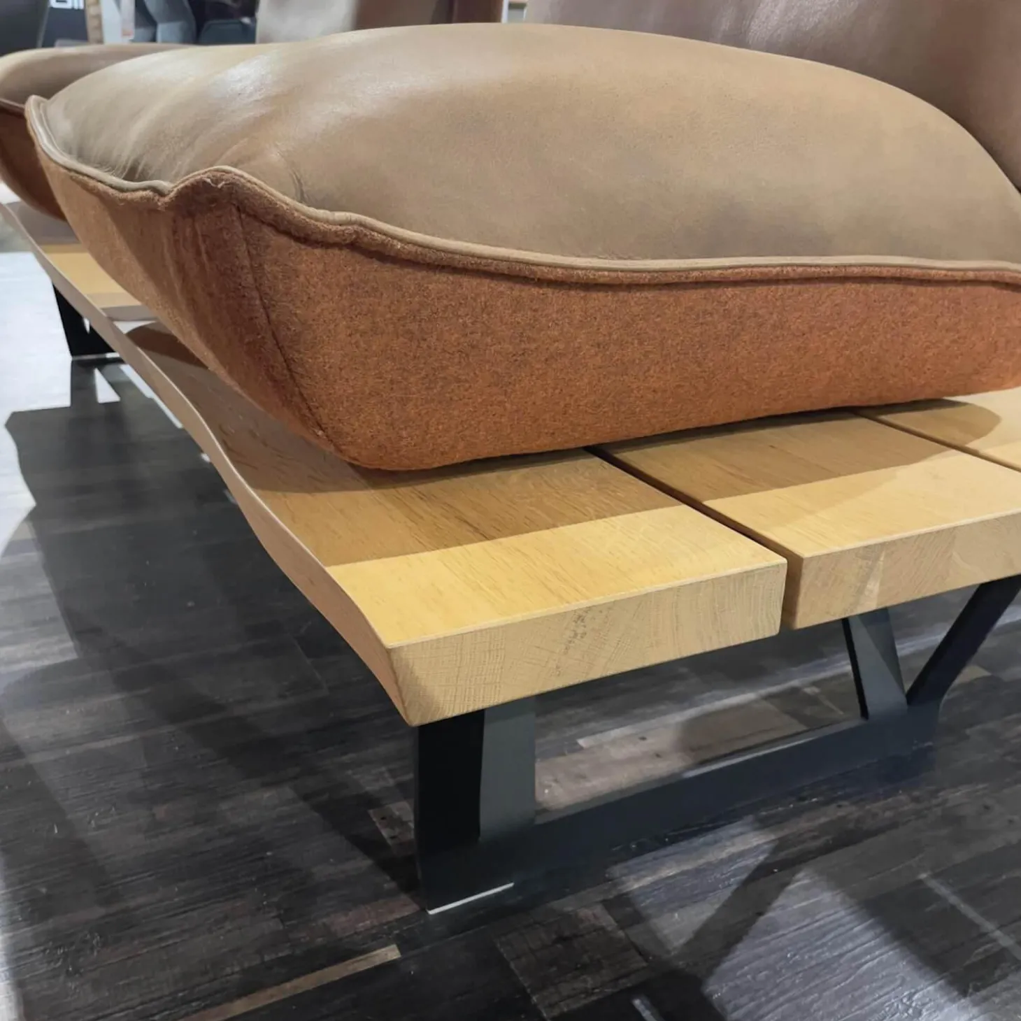 Sitzgruppe Floro N2X Bank Und N4X Bank Auf Holzpodest Wildeiche Bezug Leder India Muskat Orange Braun Mit Koinor Stuhl S1201 Bezug India Fire Orange Ohne Tisch