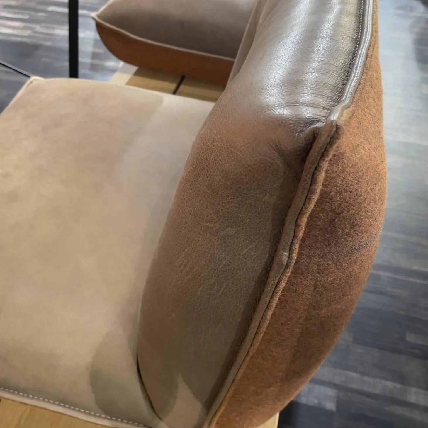 Sitzgruppe Floro N2X Bank Und N4X Bank Auf Holzpodest Wildeiche Bezug Leder India Muskat Orange Braun Mit Koinor Stuhl S1201 Bezug India Fire Orange Ohne Tisch