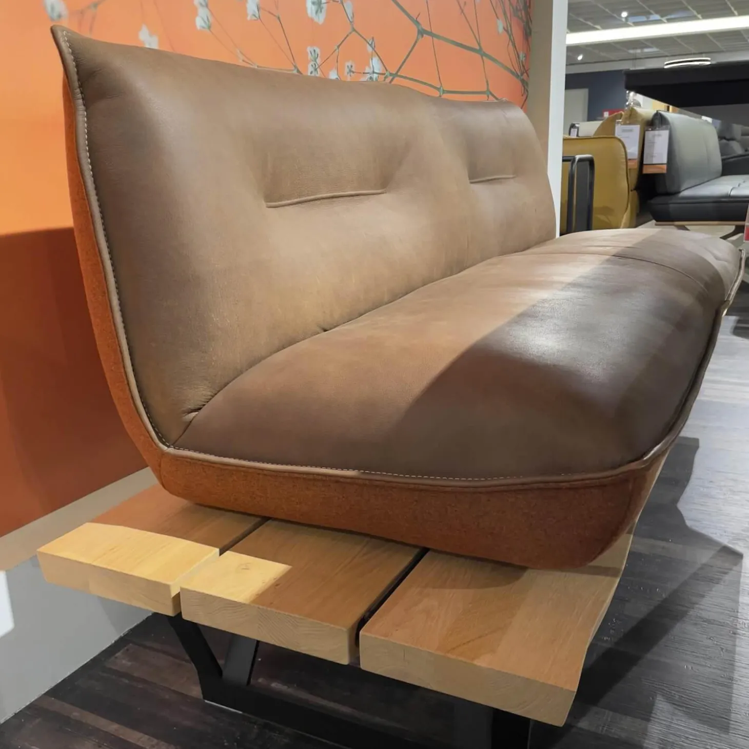 Sitzgruppe Floro N2X Bank Und N4X Bank Auf Holzpodest Wildeiche Bezug Leder India Muskat Orange Braun Mit Koinor Stuhl S1201 Bezug India Fire Orange Ohne Tisch