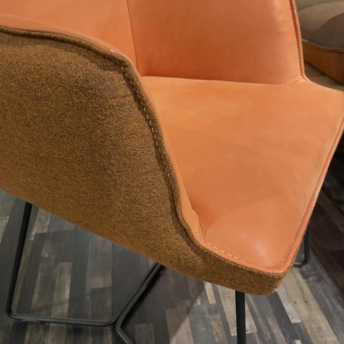 Sitzgruppe Floro N2X Bank Und N4X Bank Auf Holzpodest Wildeiche Bezug Leder India Muskat Orange Braun Mit Koinor Stuhl S1201 Bezug India Fire Orange Ohne Tisch