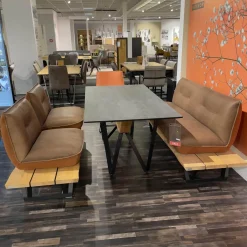 Sitzgruppe Floro N2X Bank Und N4X Bank Auf Holzpodest Wildeiche Bezug Leder India Muskat Orange Braun Mit Koinor Stuhl S1201 Bezug India Fire Orange Ohne Tisch