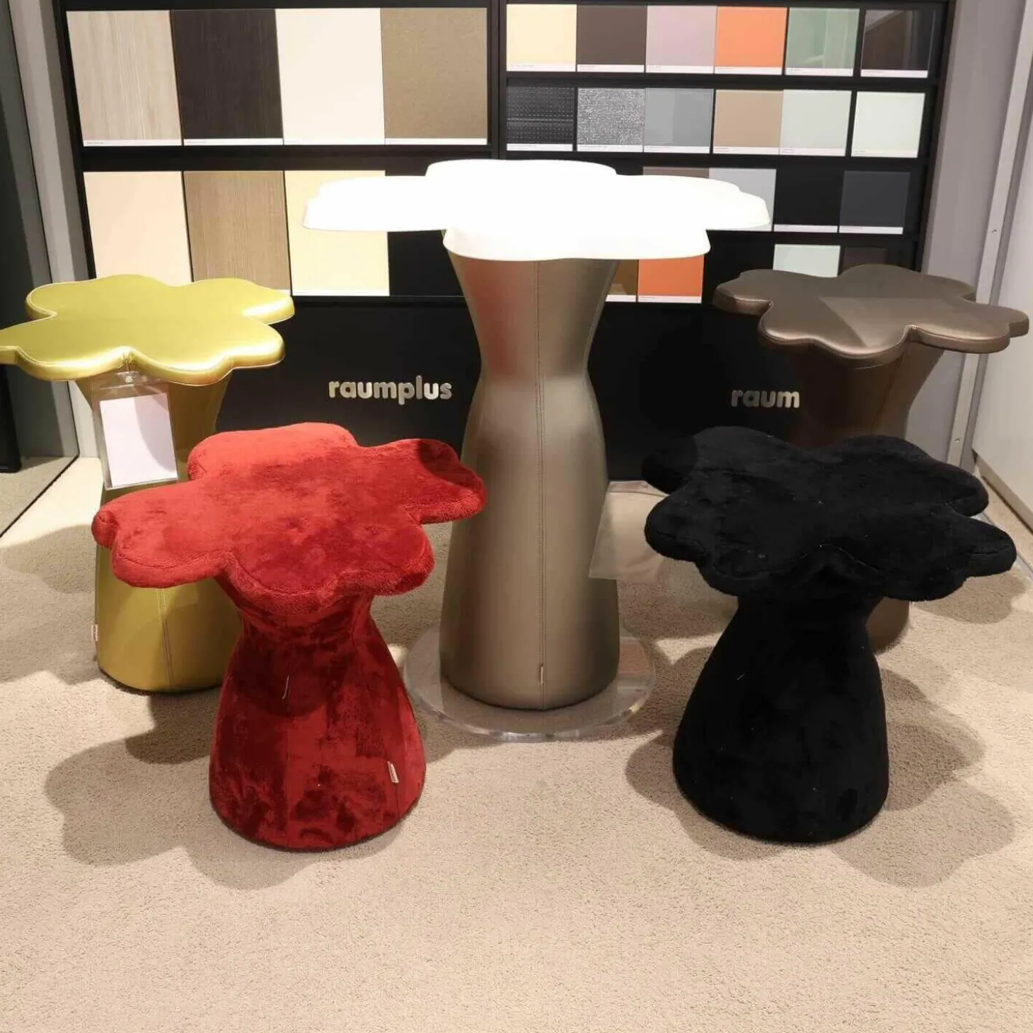 Sitzgruppe Optimist Kleeblatt Tischplatte MDF Weiß Hocker Stoff Rot Schwarz Gelb Bronze