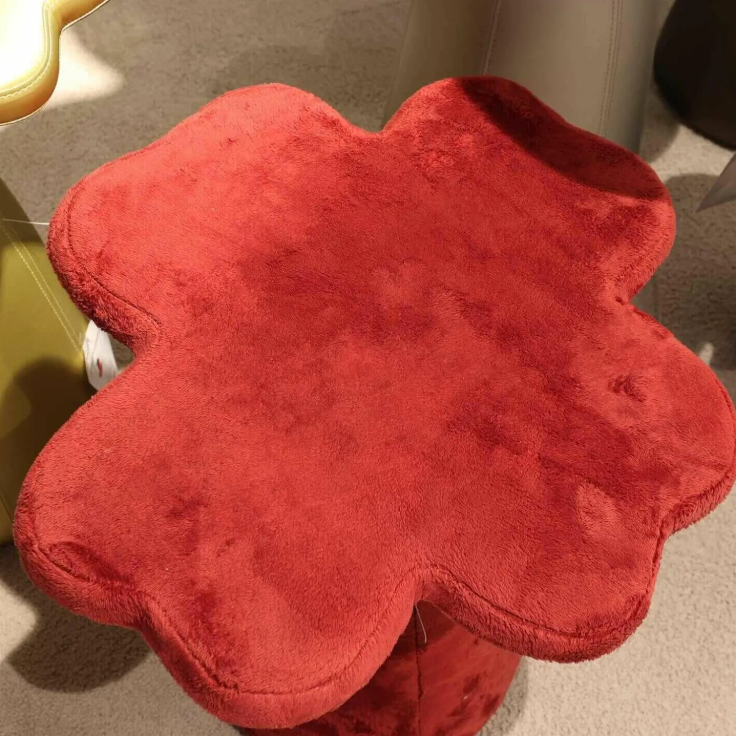 Sitzgruppe Optimist Kleeblatt Tischplatte MDF Weiß Hocker Stoff Rot Schwarz Gelb Bronze