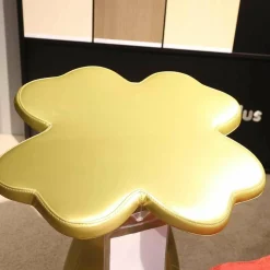 Sitzgruppe Optimist Kleeblatt Tischplatte MDF Weiß Hocker Stoff Rot Schwarz Gelb Bronze