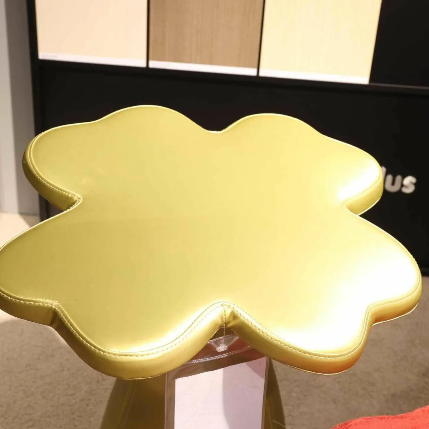 Sitzgruppe Optimist Kleeblatt Tischplatte MDF Weiß Hocker Stoff Rot Schwarz Gelb Bronze