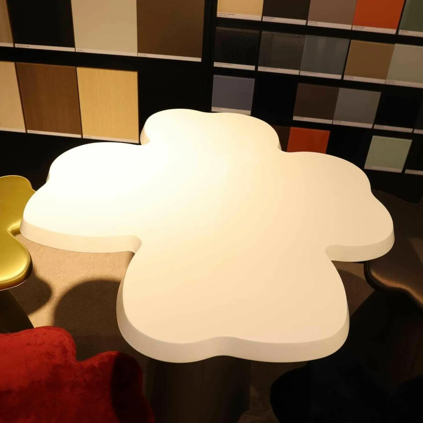 Sitzgruppe Optimist Kleeblatt Tischplatte MDF Weiß Hocker Stoff Rot Schwarz Gelb Bronze