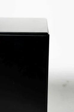 Sockelkommode Menos Mattlack Pianoschwarz Griff Füße Alufarbig