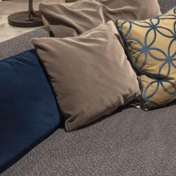 Sofa 555 Kumo Stoff 17.704 Farbe Graublau Füße Metall Aluminium Glatt Schwarz